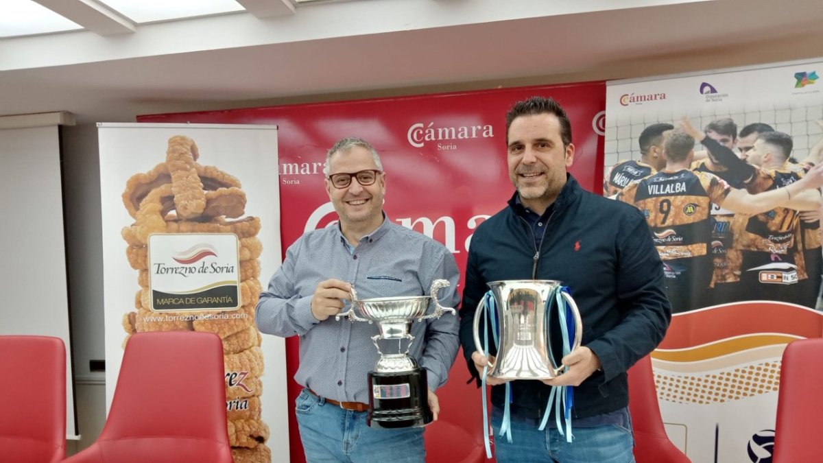 Alfredo Cabrerizo y Alberto Toribio, ayer, con los trofeos de campeón de Copa y subcampeón de la Superliga. HDS