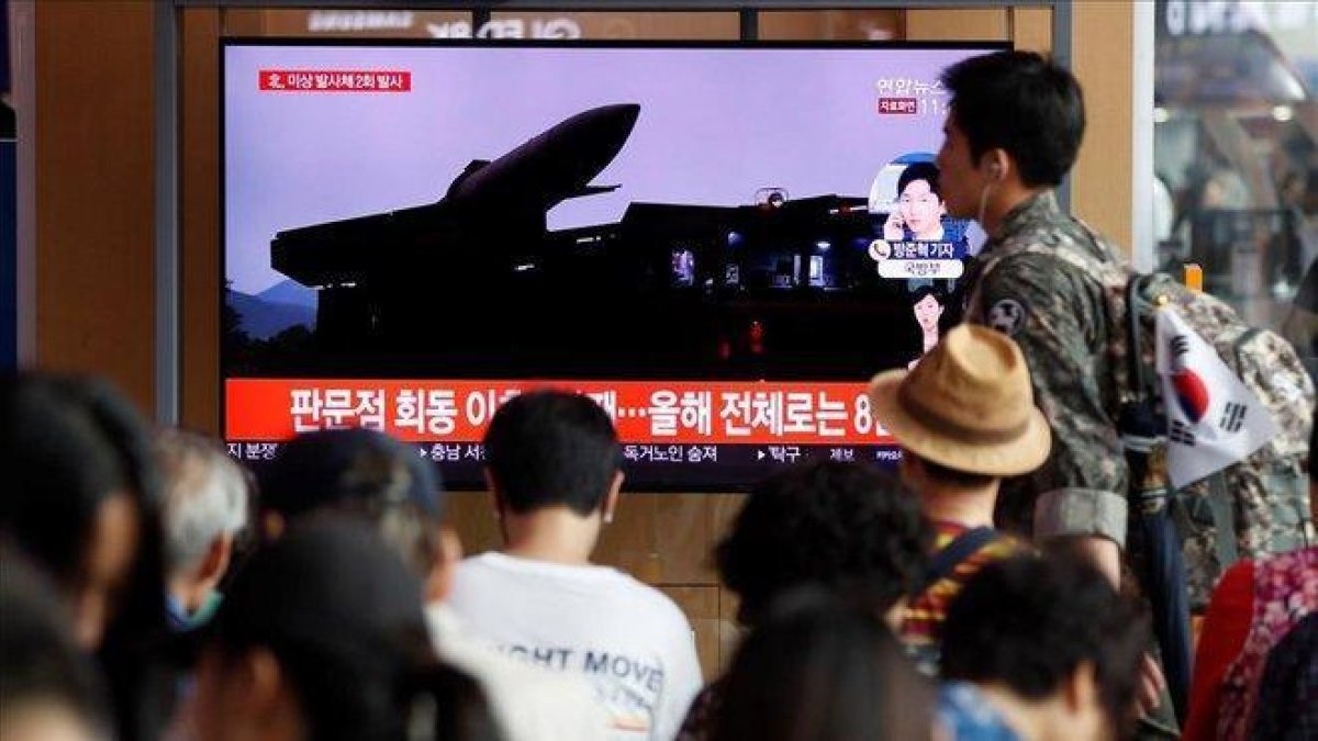 Un grupo de surcoreanos ven este viernes en la pantalla de un comercio las ultimas noticias sobre los proyectiles de corto alcance que ha lanzado Corea del Norte desde su costa oriental.-EFE / JEON HEON-KYUN