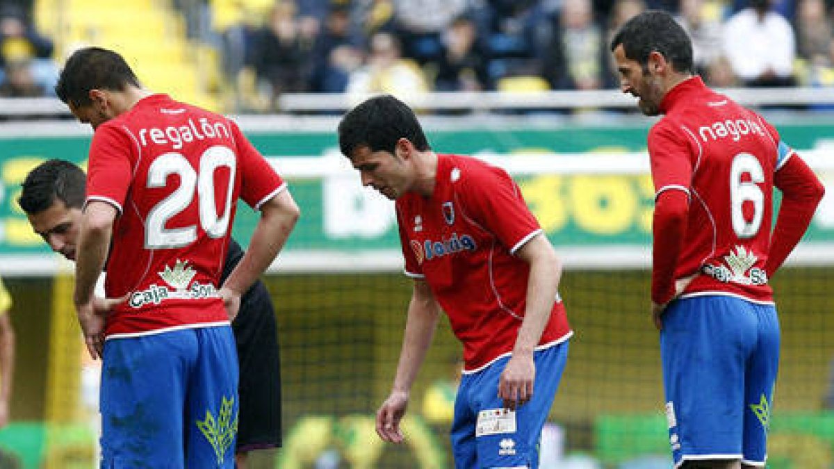 Bedoya y Nagore se lamentan tras la goleada en Villarreal. / Área 11-
