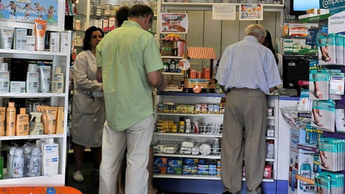 Adquisición de medicamentos en una farmacia de la capital soriana. / VALENTÍN GUISANDE-