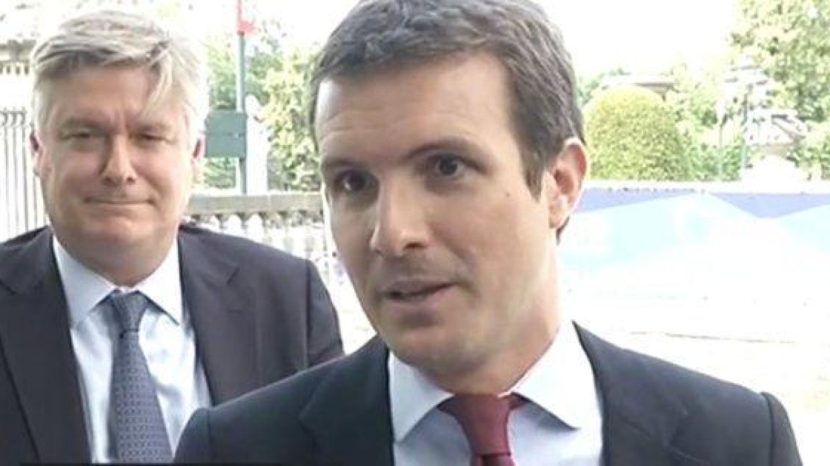 Pablo Casado, a su llegada a la cumbre del Partido Popular Europeo, este domingo en Bruselas.-EL PERIÓDICO