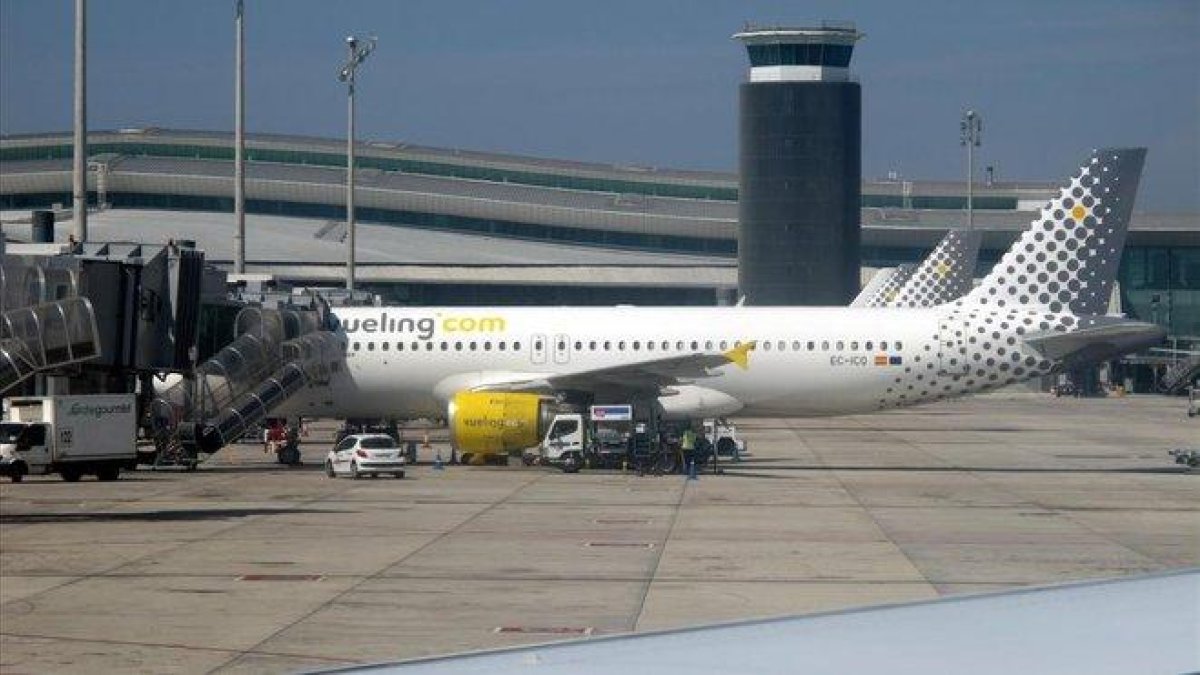 Imagen de archivo de un avión de la compañía Vueling, en el aeropuerto del Prat de Llobregat.-JOSEP GARCIA