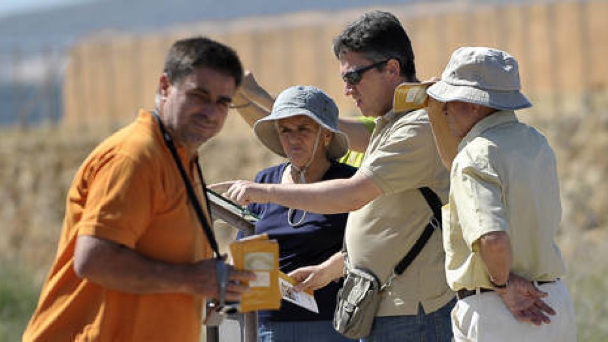 Varios turistas en el yacimiento de Numancia. / FERNANDO SANTIAGO-