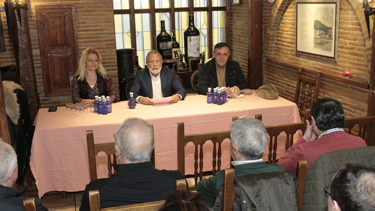 Pérez, De Miguel y Pardo en la asamblea de esta mañana. MARIO TEJEDOR