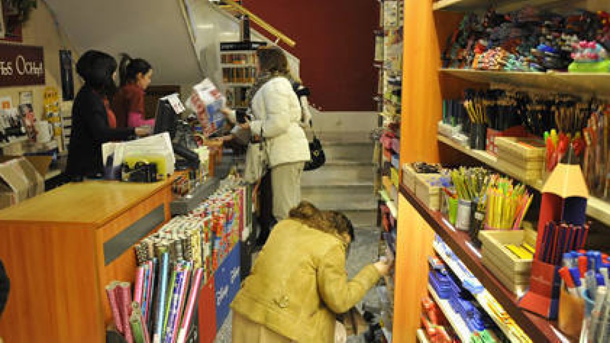 Clientes comprando en un comercio soriano. / V. G. -