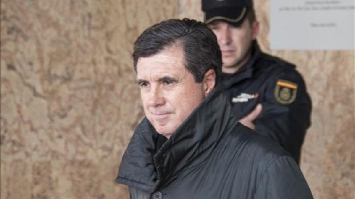 El expresidente del Govern balear Jaume Matas  a su salida durante un descanso de la sala del juicio del caso Noos.-EFE/CATI CLADERA
