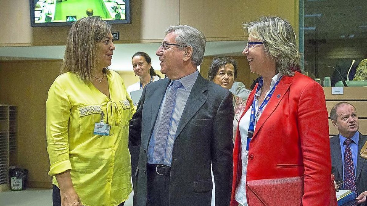 Milagros Marcos saluda a Karmenu Vella, comisario europeo de Medio Ambiente, en el Consejo de Ministros de Agricultura de la UE.-ICAL