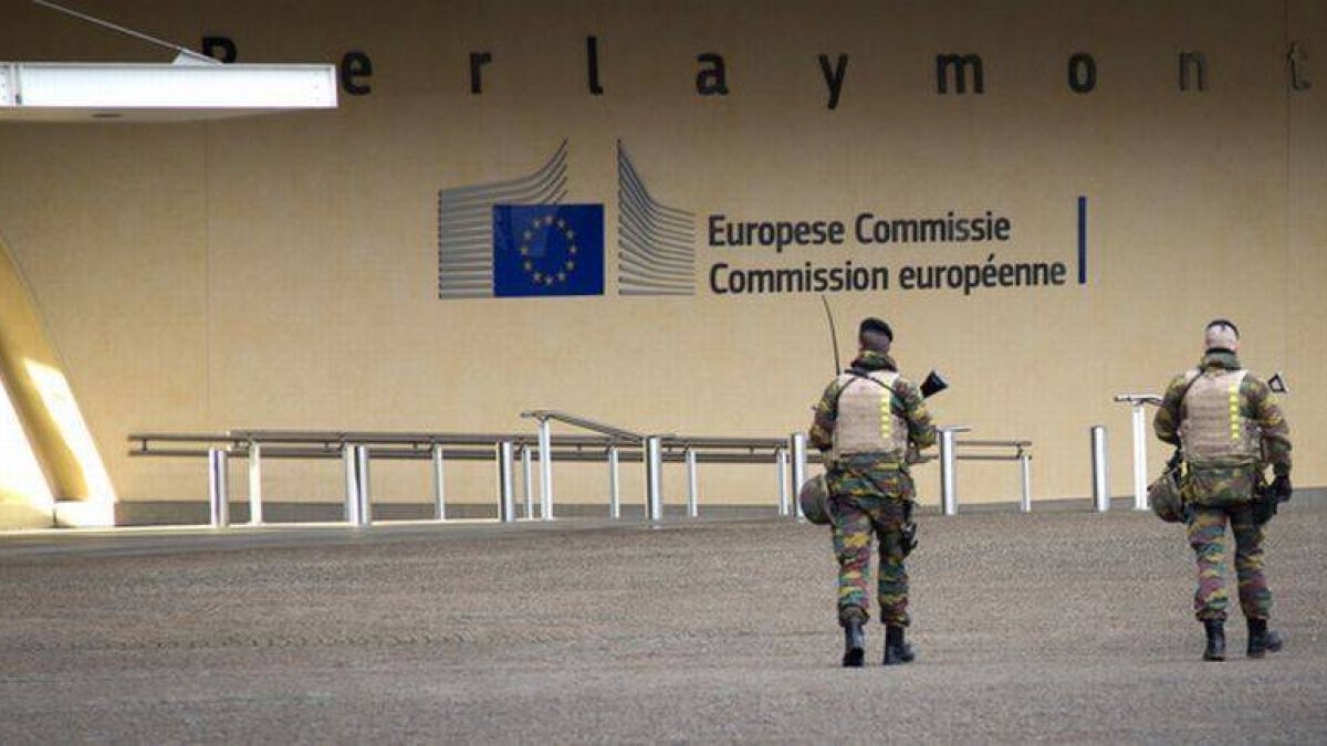 Dos militares patrullan en los alrededores del Parlamento Europeo, este lunes en Bruselas.-Foto: AP / VIRGINIA MAYO