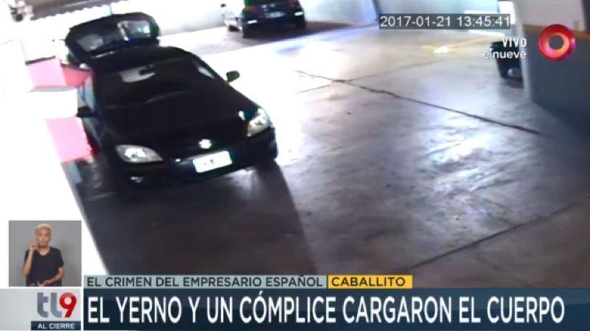 Imágenes captadas por las cámaras de videovigilancia en las que se aprecia como trasladan el cadáver del empresario español.-