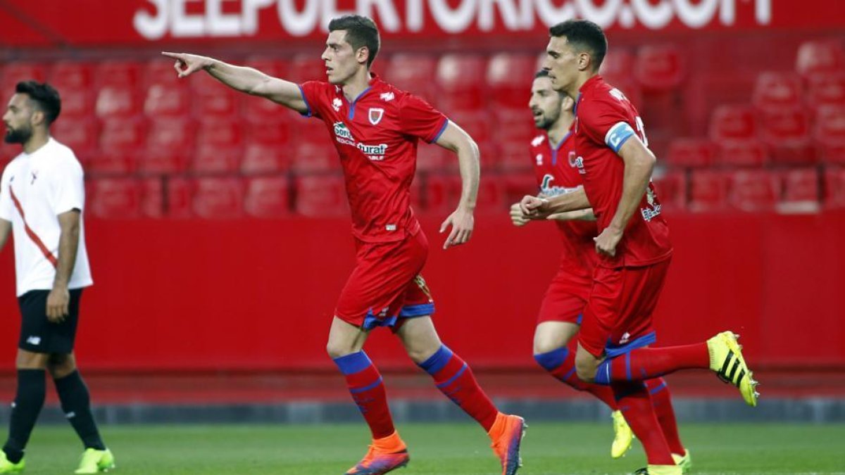 Los jugadores rojillos celebran el tanto de Jairo que suponía el fin a seis partidos seguidos sin marcar.-ÁREA 11