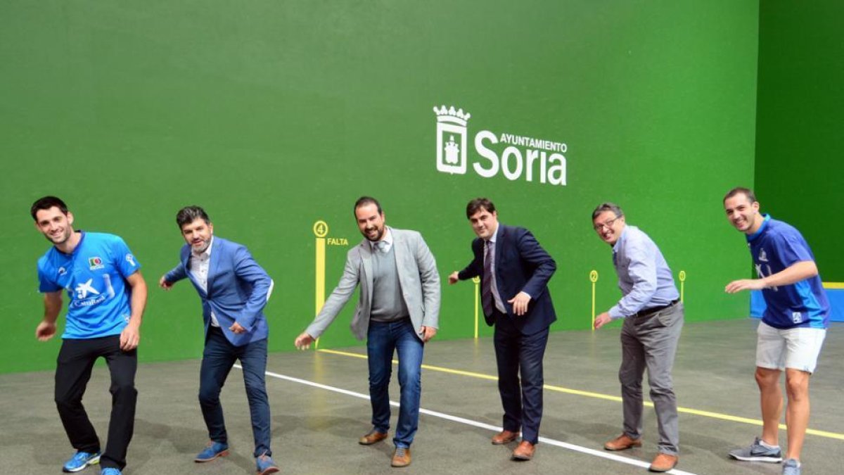 Responsables del Ayuntamiento, La Caixa, Aspe y Asegarce durnante la presentación del torneo de pelota de San Saturio.-ÁLVARO MARTINEZ