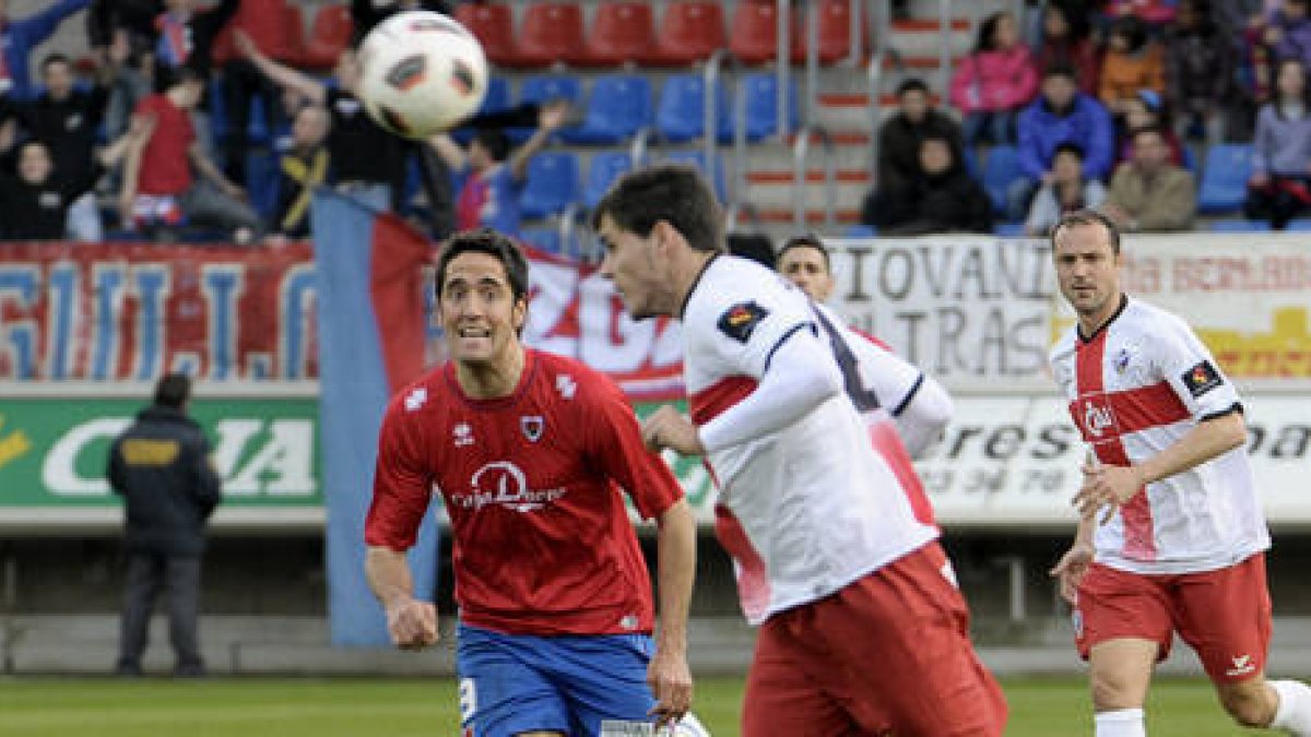 Íñigo Vélez en el encuentro del sábado ante el Huesca. / U. Sierra-
