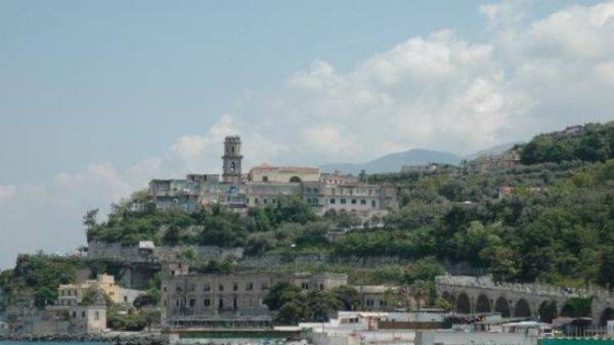 Vista desde el mar de Castellammare di Stabia, un pueblo famoso por sus aguas termales.-Foto: ARCHIVO