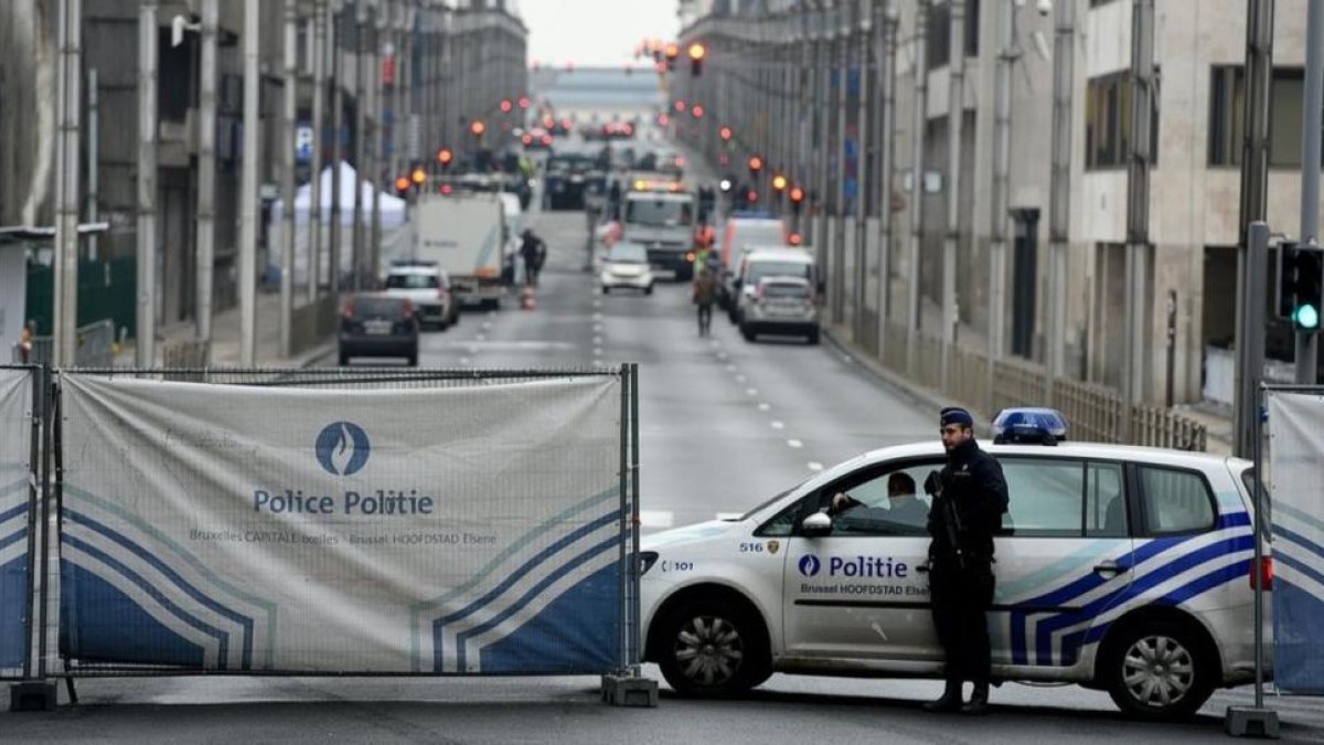 La policía mantiene cortada la calle que conduce al edificio de la Unión Europea, este miércoles en Bruselas.-AFP / PATRIK STOLLARZ