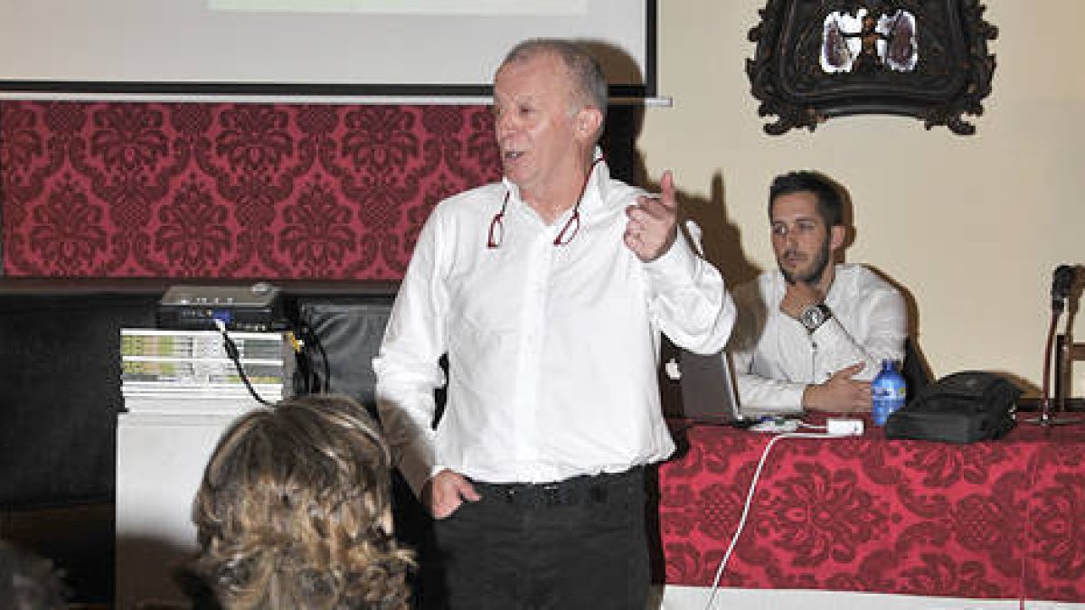Ricardo Maldonado durante la conferencia ofrecida en el Casino Numancia. / VALENTÍN GUISANDE-