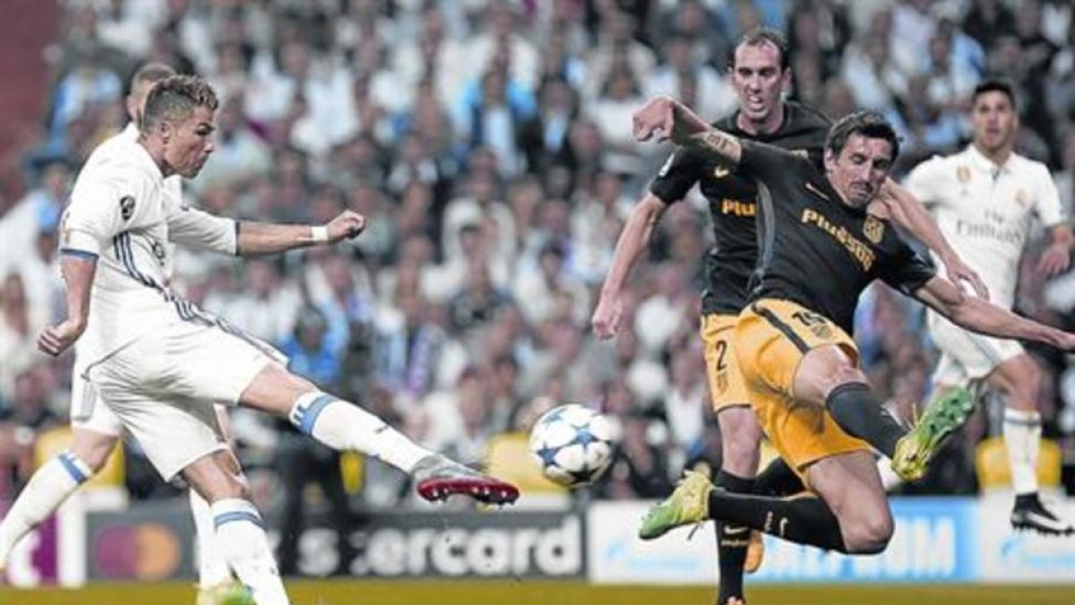 Cristiano empalma el derechazo que supuso su segundo gol del Real Madrid ante el Atlético, en las semifinales de la Champions.-JOSÉ LUIS ROCA