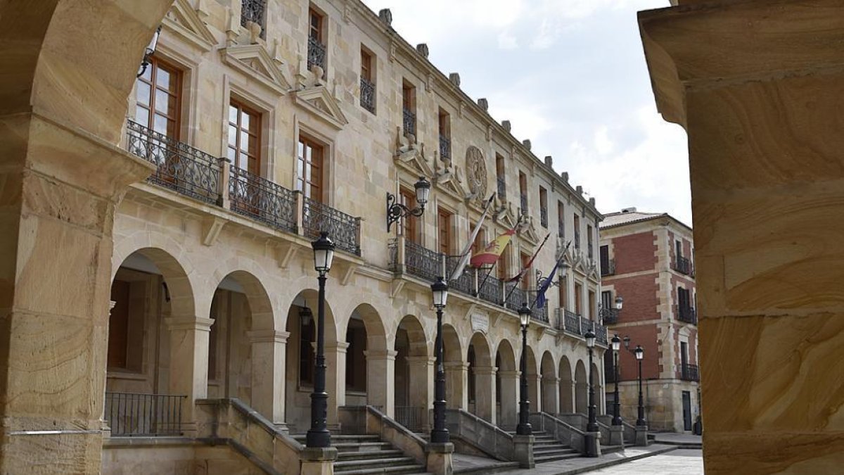 Imagen de la fachada del Ayuntamiento de Soria.-HDSE