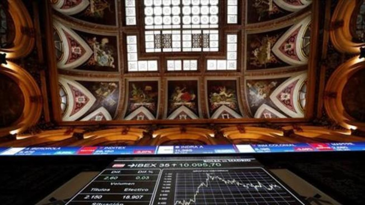 Panel con las cotizaciones del Ibex 35 en la Bolsa de Madrid., en una imagen de archivo-JAVIER LIZÓN (EFE)