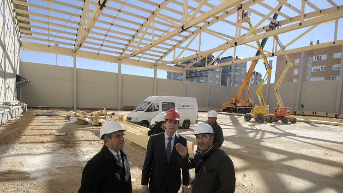 El alcalde visitó ayer junto al subdelegado las obras del San Andrés. / Ú.S.-