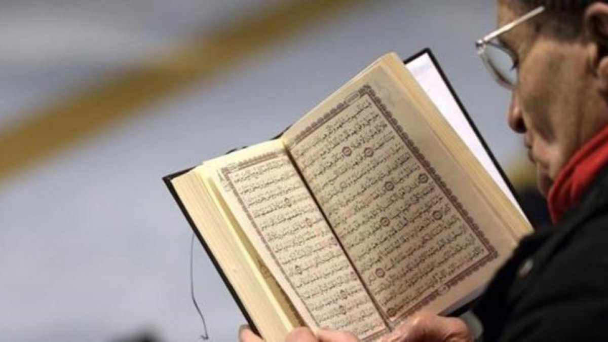 Un muslmán lee el Corán en la Gran Mezquita de Estrasburgo, tras los atentados contra el semanario 'Charlie Hebdo' en el 2015.-PATRICK HERTZOG / AFP