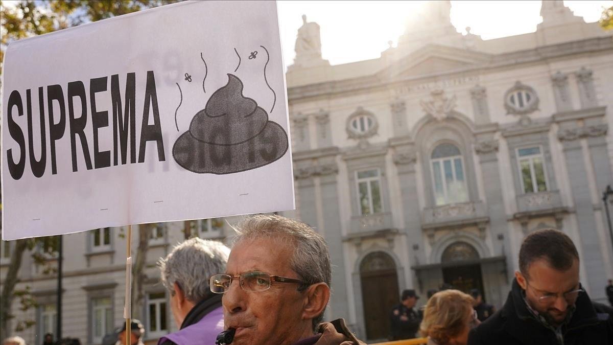 Protesta ante las puertas del Tribunal Supremo por la decisión de este tribunal sobre el pago del impuesto de las hipotecas.-JOSÉ LUIS ROCA