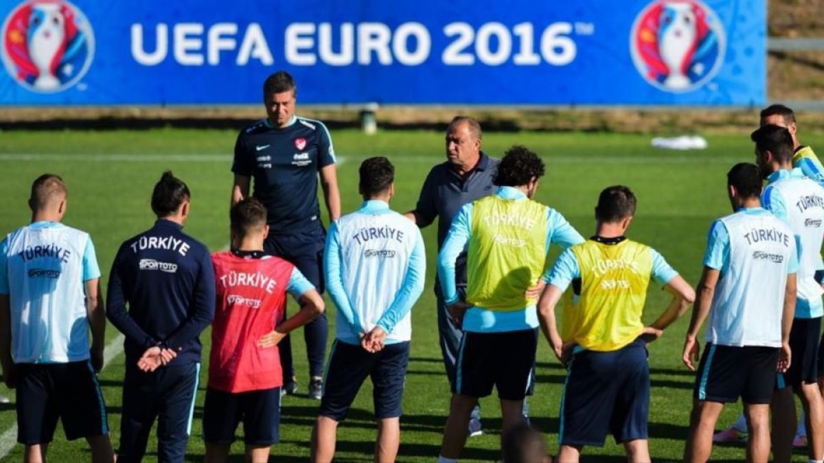 Terim charla con sus jugadores en un entrenamiento de la selección de Turquía.-AFP / BULENT KILIC