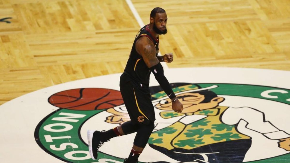 Lebron James, durante su actuación en Boston.-/ ADAM GLANZMAN (AFP)