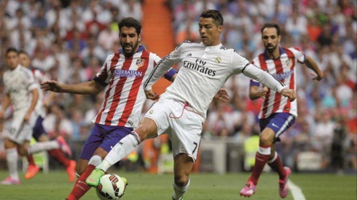 Raúl García, Ronaldo y Juanfran, durante un derbi en diciembre del 2014 en el Calderón.-AGUSTÍN CATALÁN