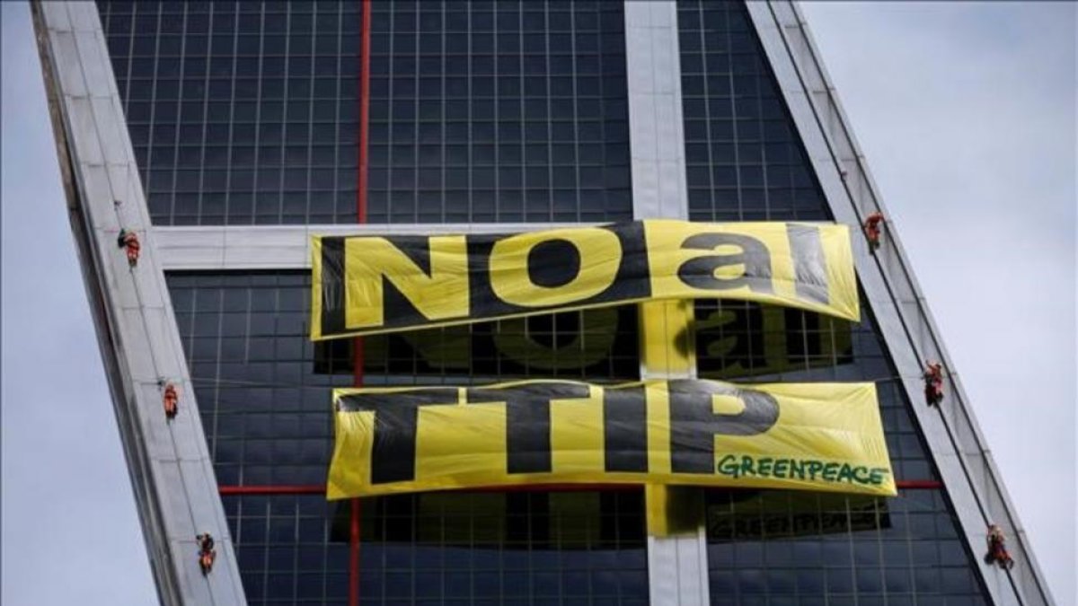 Protesta de activistas de Greenpeace Madrid en las torres KIO contra el tratado TTIP-ANDREA COMAS