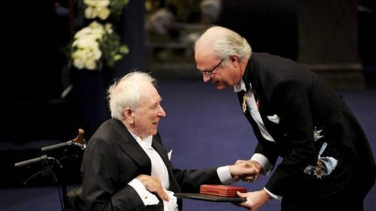 Tomas Tranströmer, recibiendo en Nobel de Literatura de manos del rey Carlos Gustavo de Suecia.-Foto: EFE / ANDERS WIKLUND