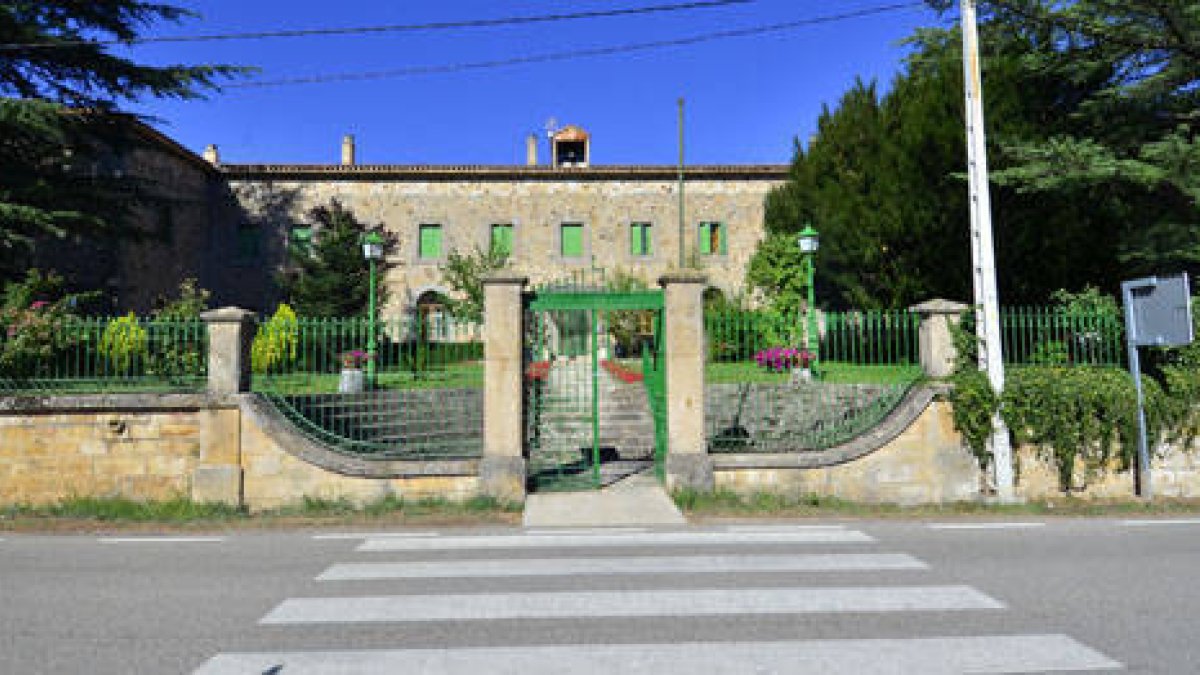 Exterior de la residencia de El Royo./ VALENTÍN GUISANDE-