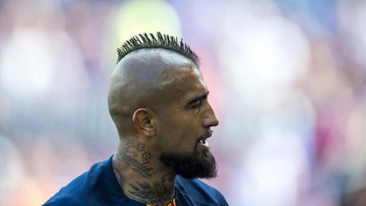 Arturo Vidal, en el calentamiento antes de un partido.-JORDI COTRINA