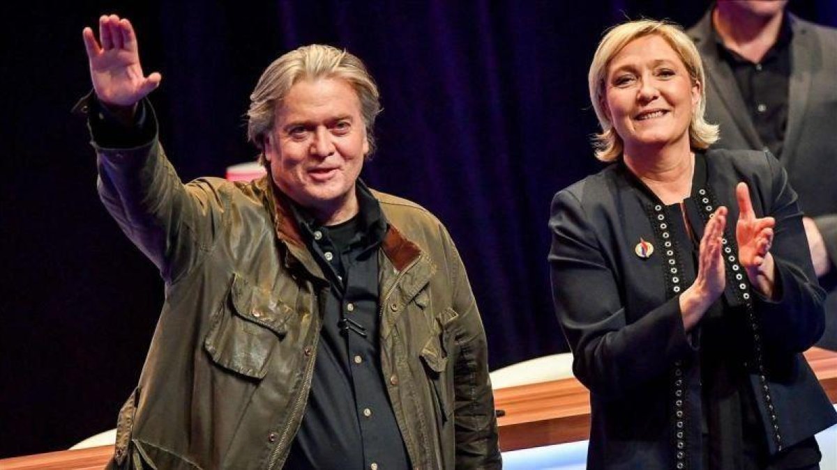Steve Bannon y Marine Le Pen en el congreso del partido ultraderechista francés celebrado hace un año en Lille.-AFP / PHILIPPE HUGUEN