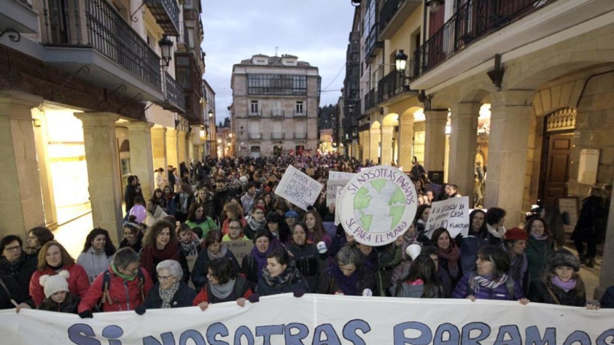 Más de 2.000 personas acudieron a la manifestación por el Día de la Mujer-Luis Ángel Tejedor