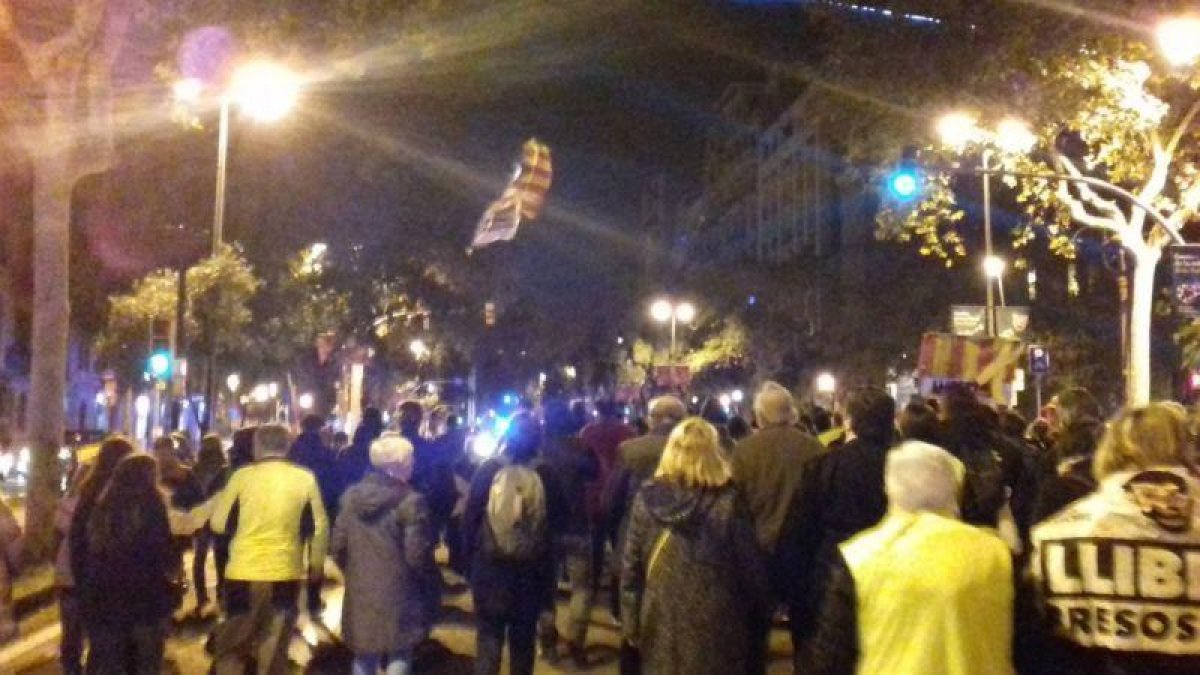 Unas 300 personas han cortado la Diagonal de Barcelona, esta tarde-EL PERIÓDICO