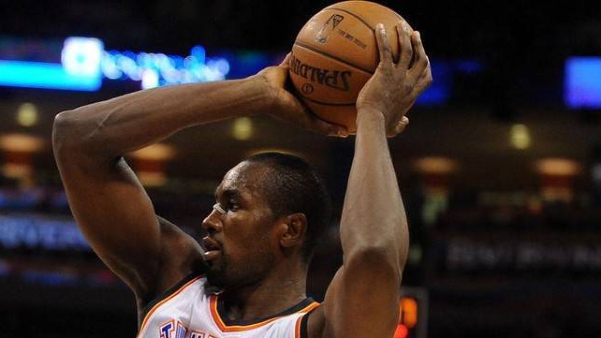 El ala-pívot de los Thunder, Serge Ibaka, sujeta el balón durante el encuentro.-Foto:   USA TODAY / MARC D. SMITH