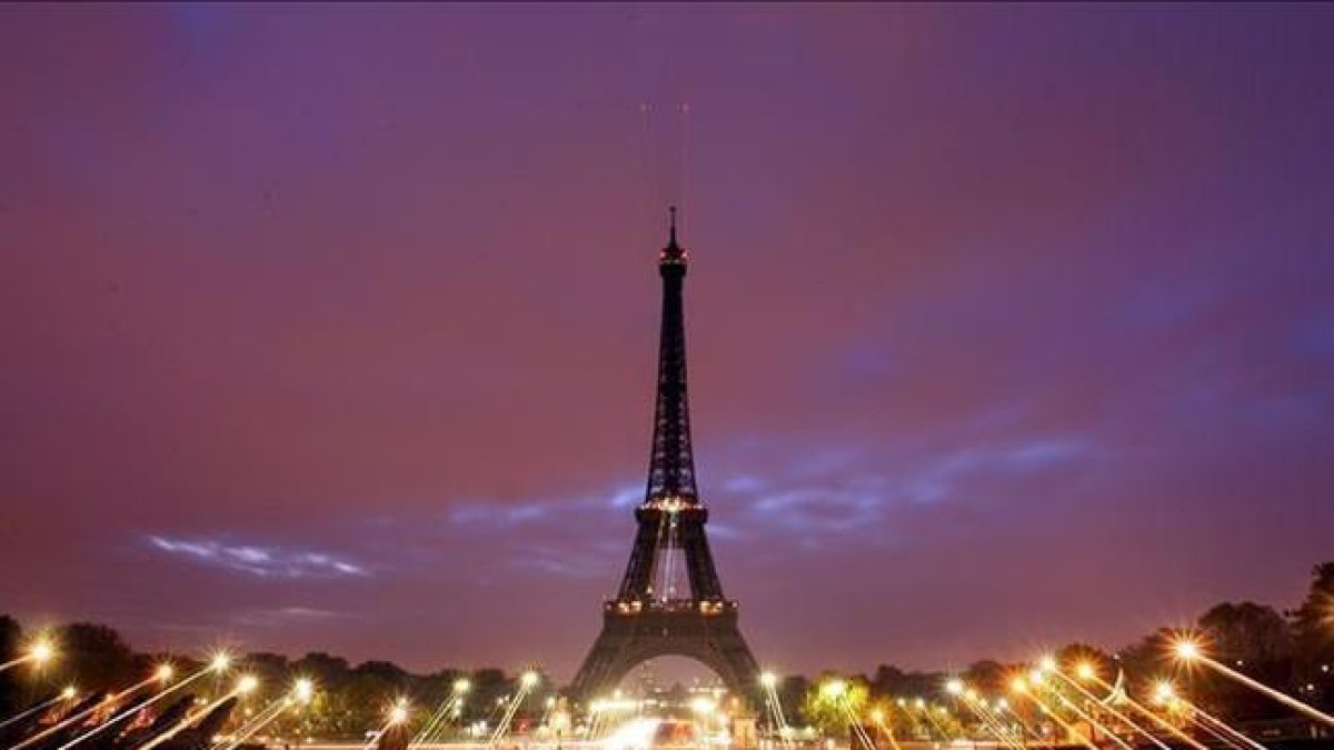 La Torre Eiffel en París.-/ OLIVER WEIKEN / EFE