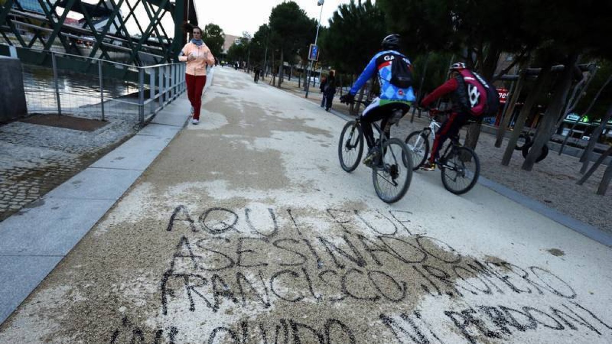 Pintada en negro aparecida ayer en Madrid en el lugar donde se produjo la muerte de Romero.-Foto: JUAN MANUEL PRATS