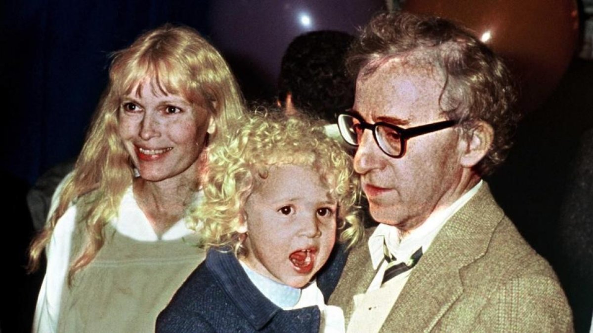 Woody Allen, Mia Farrow y la paqueña Dylan Farrow, en 1987.-EL PERIÓDICO
