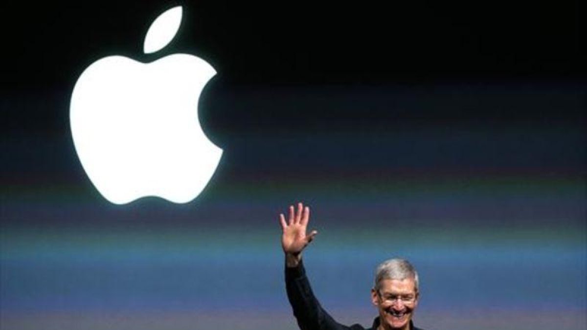 Tim Cook durante una presentación internacional de productos de Apple, en el 2013.-ARCHIVO / AFP