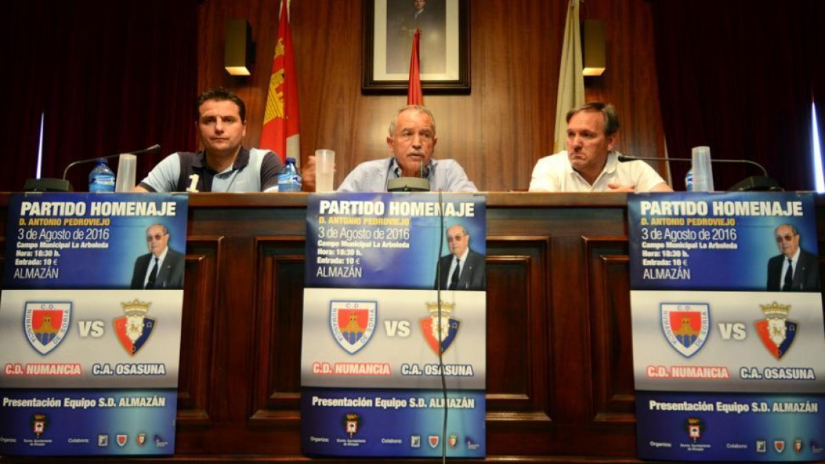 César Palacios, José Antonio de Miguel y Eduardo Rubio durante la presentación del partido homenaje a Antonio Pedroviejo del día 3 en Almazán.-ÁLVARO MARTINEZ