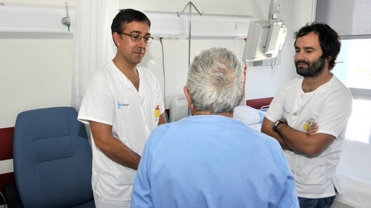 Médicos en el complejo hospitalario de Soria. / VALENTÍN GUISANDE-