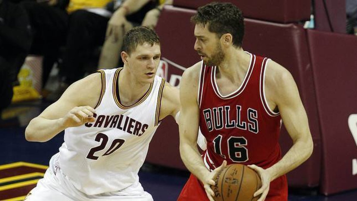Pau Gasol trata de deshacerse de Timofey Mozgov, en el primer partido de semifinales que ha enfrentado a los Bulls y los Cavaliers en Cleveland.-Foto: EFE / DAVID MAXWELL