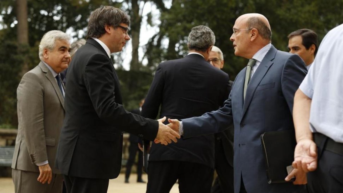 El presidente Puigdemont saluda al coronel  de la Guardia Civil, Diego Pérez de los Cobos.-ALBERT BERTRAN