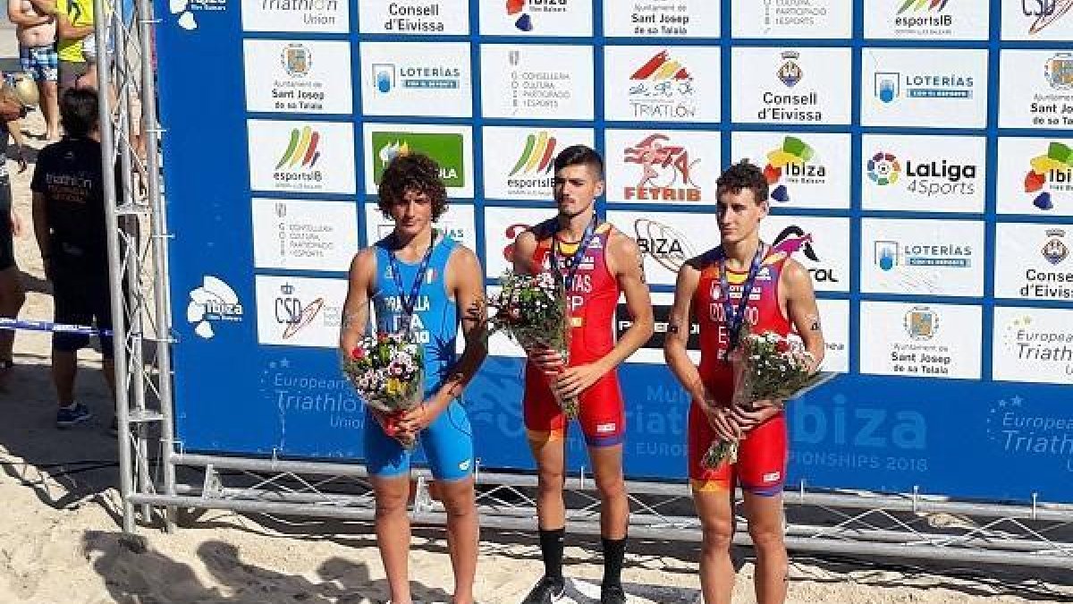 Alfonso Izquierdo, a la derecha, durante la entrega de medallas de la prueba júnior del triatlón cross.-HDS