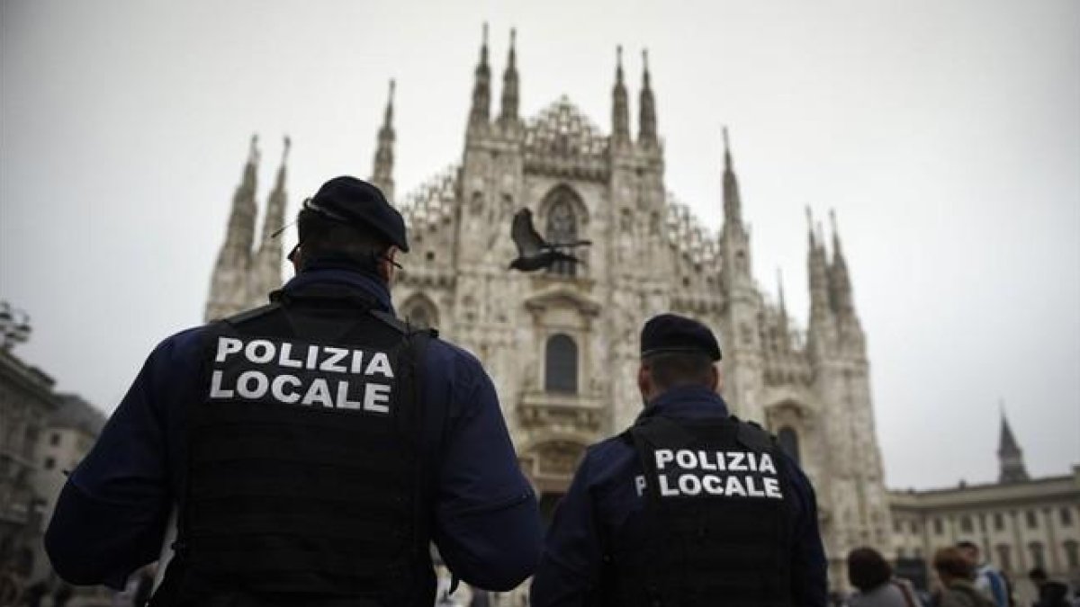 Dos policías italianos patrullan en la plaza del Duomo de Milán tras la advertencia del FBI de posibles atentados terroristas en Italia.-AFP / OLIVIER MORIN