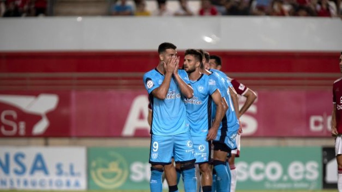 Los jugadores del Numancia se lamentan de algunas de las claras ocasiones que disfrutaron en Murcia. ÁREA 11