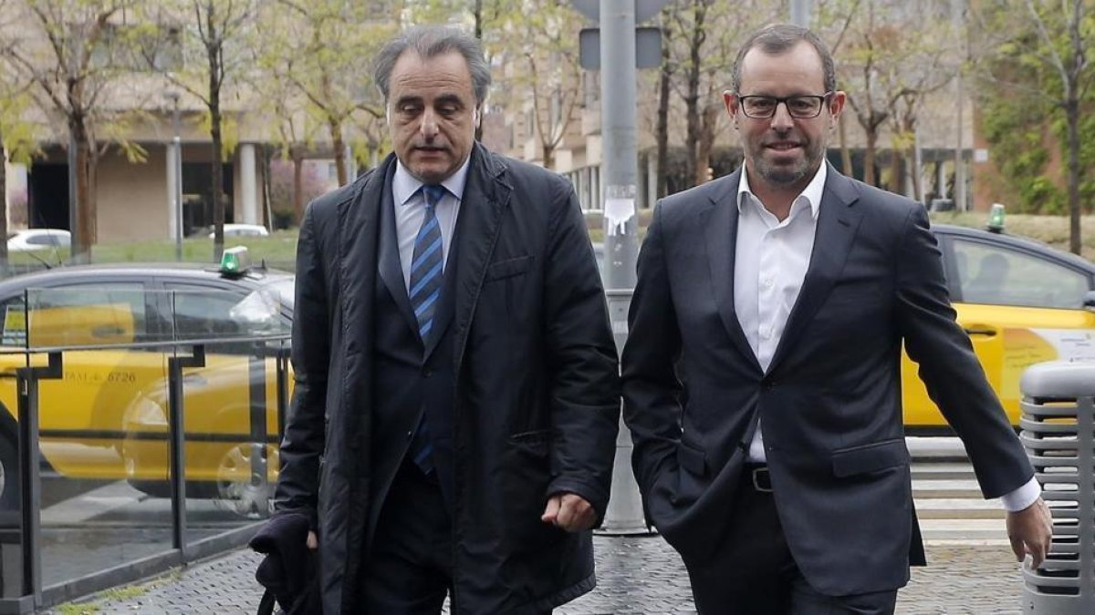Sandro Rosell junto a su abogado, Pau Molins, en una imagen de archivo.-RICARD CUGAT