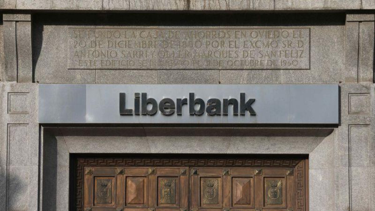La sentencia de la Audiencia Nacional, recurrible, condena a Liberbank a restituir los salarios previos y abonarles los montos deducidos a los directivos.-J.L.CEREIJIDO (EFE)