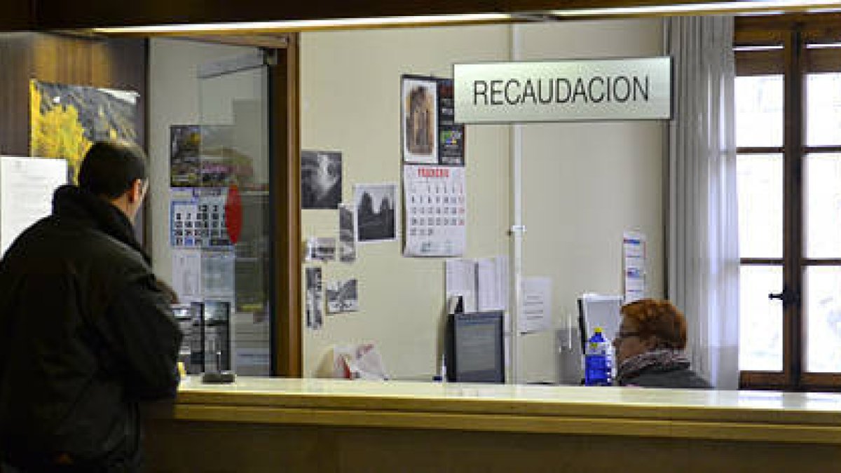 Una empleada municipal del servicio de Recaudación. / VALENTÍN GUISANDE-